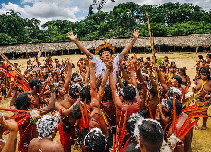 Engana-se quem pensa que os índios vivem uma vida tranquila em meio à natureza.